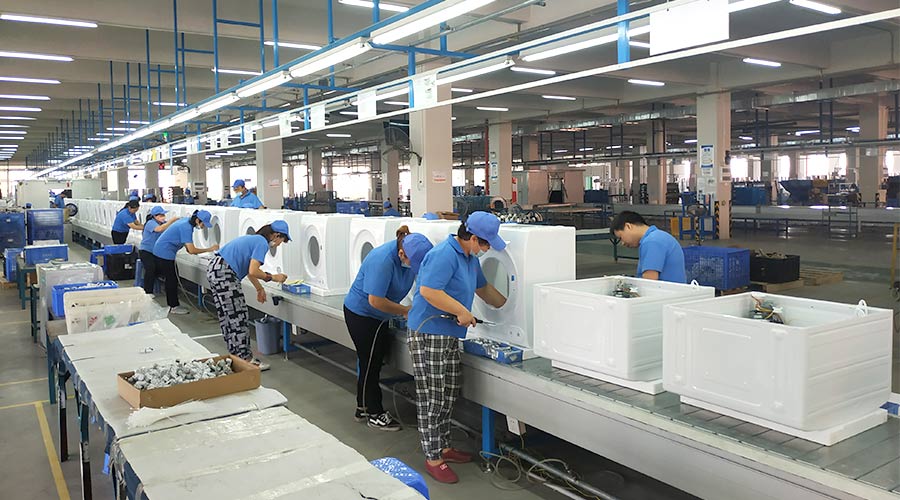 高效率！員工們忙碌地開展巴西客戶的衣物烘干機(jī)生產(chǎn)工作