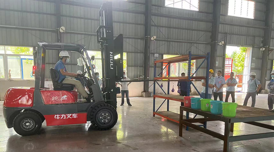 比技能 展風(fēng)采！金環(huán)電器參與鶴城鎮(zhèn)第二屆企業(yè)職工叉車技能競賽